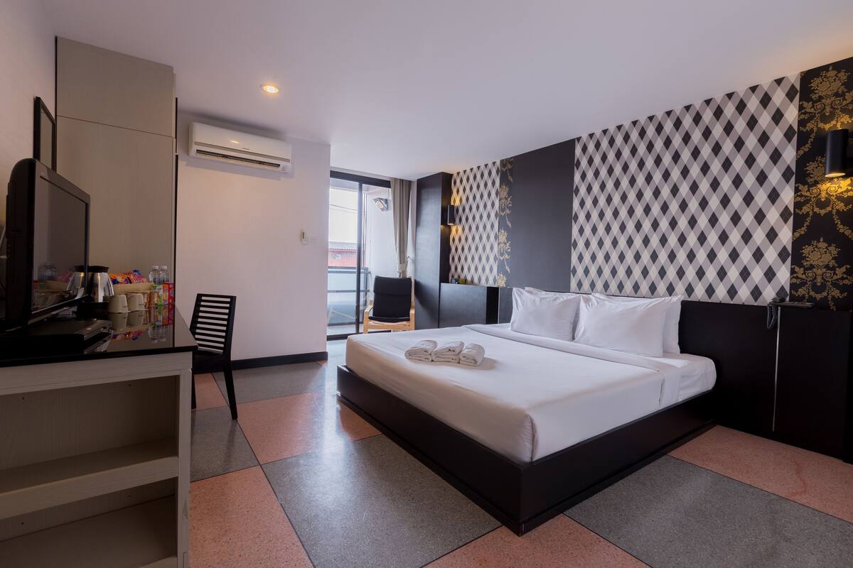 deluxe room | desk, blackout curtains, rollaway beds, free wifi