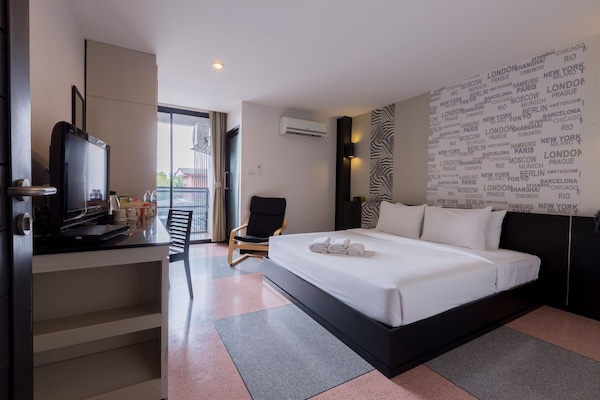 Deluxe Room | Desk, blackout drapes, rollaway beds, free WiFi
