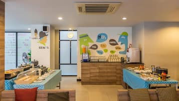 Phục vụ bữa sáng và bữa trưa, món Thái