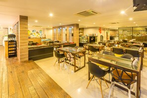 Daily buffet breakfast (THB 140 per person) - Pentahug Hotel (Ubon Ratchathani)