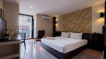 Bàn, màn/rèm cản sáng, giường gấp/giường phụ (phụ phí)