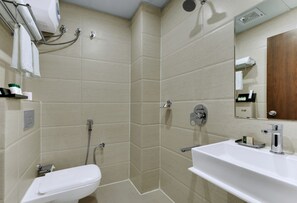 Shower, free toiletries, hair dryer, slippers - Avins Beacon (Udaipur)