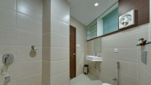 Kamar Deluks | Kamar mandi | Shower, perlengkapan mandi gratis, pengering rambut, dan sandal