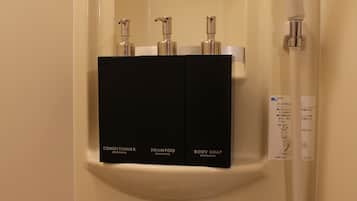 Douche, articles de toilette gratuits, sèche-cheveux