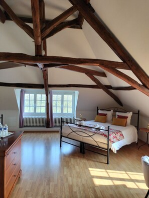 Quarto triplo superior, banheiro privativo, vista para o rio (Chambre Saumur) | Individualmente decorados, individualmente mobiliados