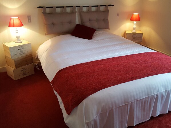 Dobbeltrom – comfort, privat bad, elveutsikt (Chambre Chinon) | Skrivebord for bærbar PC, blendingsgardiner og strykejern/-brett