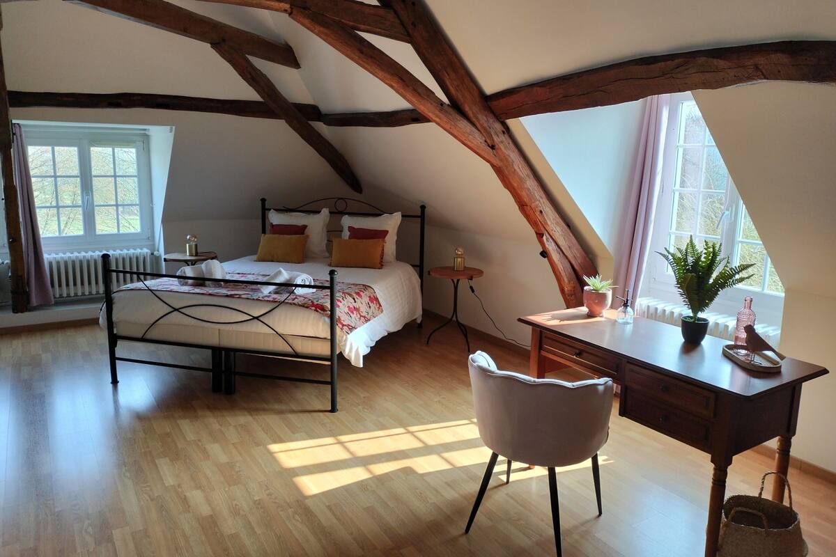 Habitación triple superior, baño privado, vista al río (Chambre Saumur) | 1 habitación, ropa de cama de alta calidad y decoración personalizada