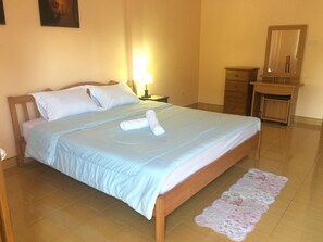 Ropa de cama de alta calidad y caja de seguridad en la habitación