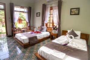 Chambre Deluxe avec lits jumeaux | Couette en duvet d'oie, minibar, ameublement personnalisé, bureau