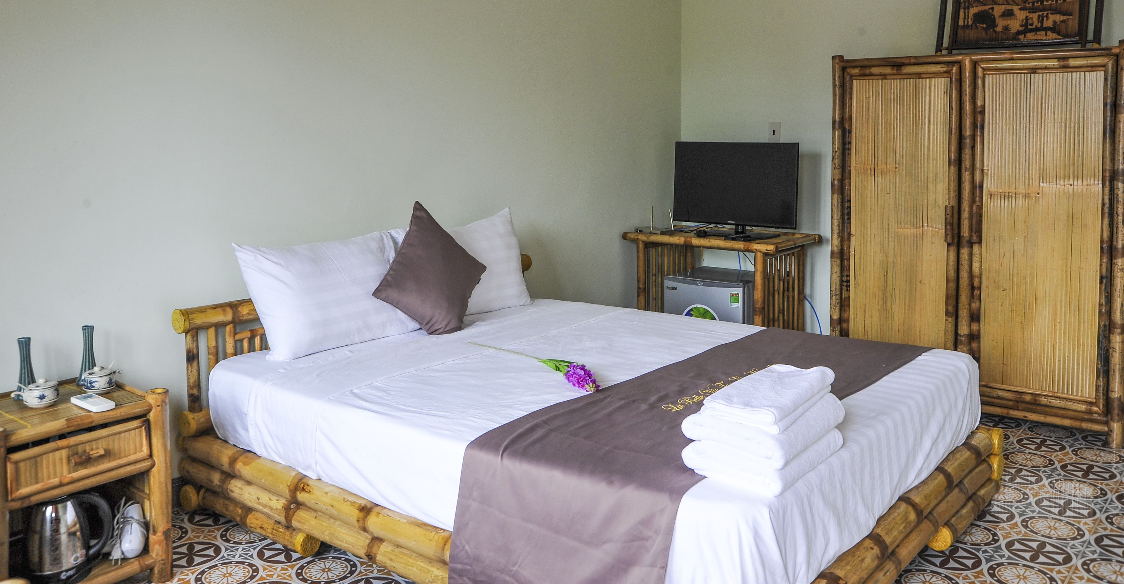 room | down duvets, minibar, individually furnished, desk