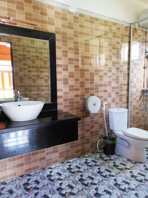 Suite Keluarga | Kamar mandi | Shower, pancuran hujan, perlengkapan mandi gratis, dan pengering rambut