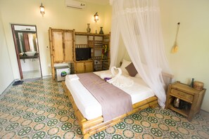 Phòng Suite Deluxe | Chăn bông, minibar, trang bị nội thất với thiết kế riêng biệt, bàn 