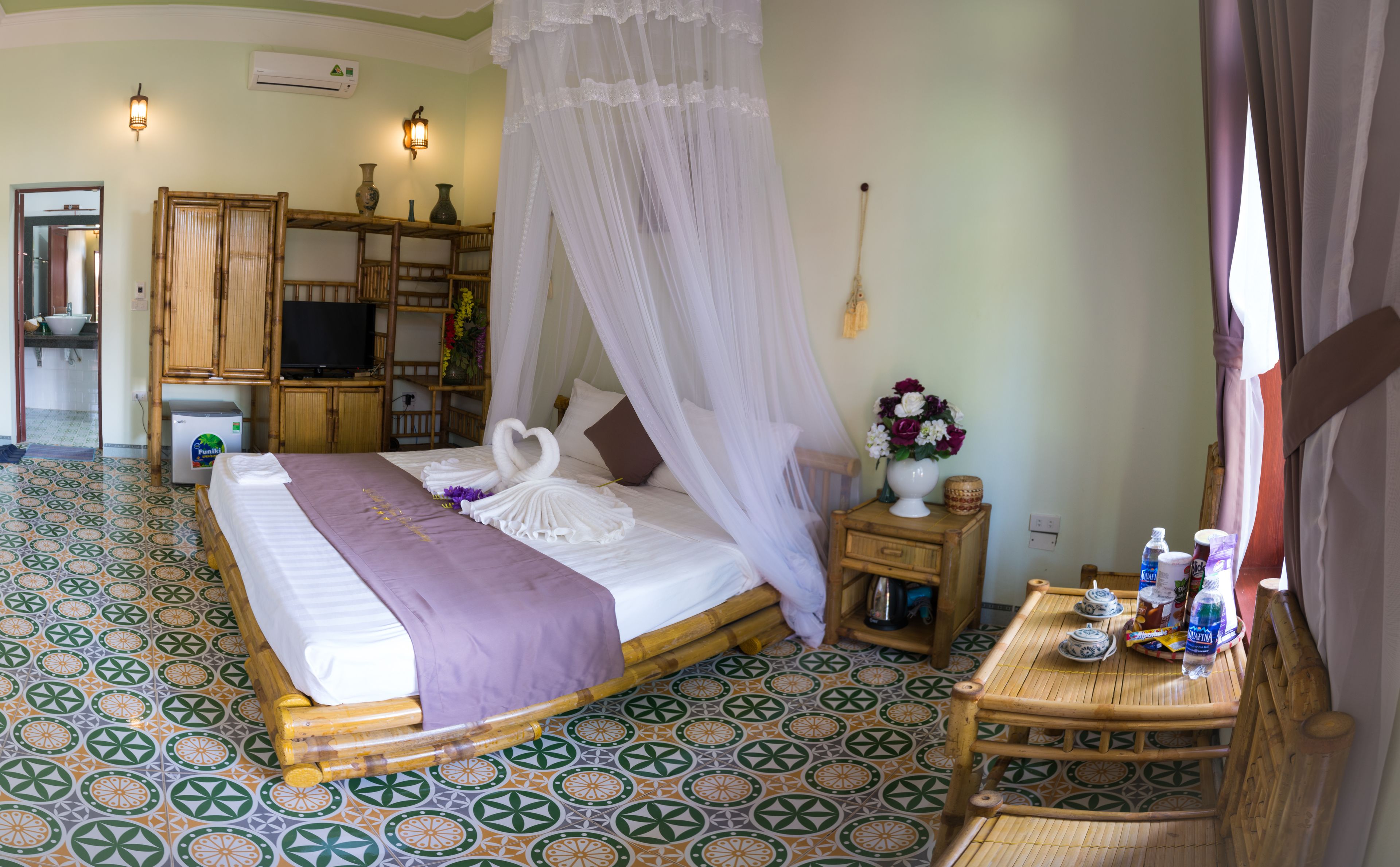 deluxe suite | down duvets, minibar, individually furnished, desk