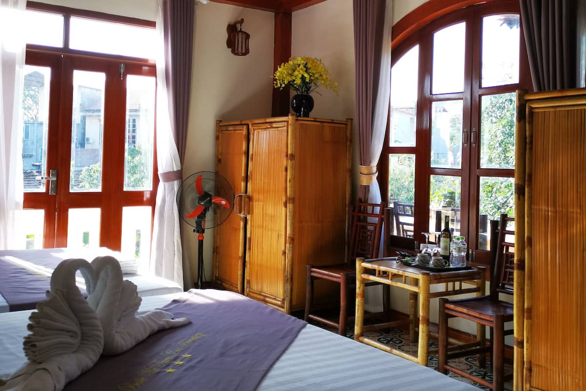 Cubrecamas, minibar, muebles diferentes y escritorio