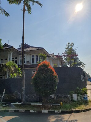 ด้านหน้าที่พัก