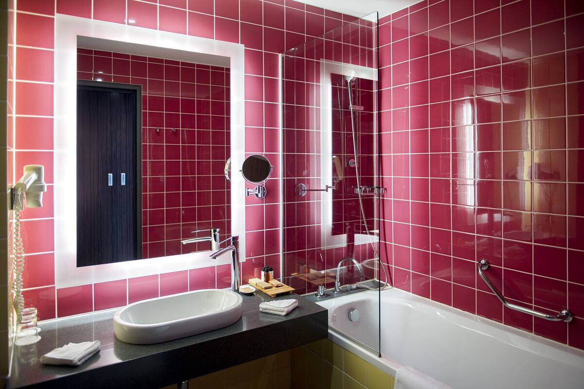 superior double or twin room | bathroom | bathtub, free toiletries, hair dryer, towels