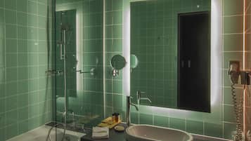 Habitación superior con 1 cama doble o 2 individuales | Baño | Bañera, artículos de higiene personal gratuitos y secador de pelo