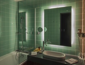 Superior Double or Twin Room | Bathroom