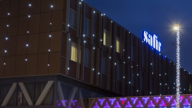 Een modern gebouw met een opvallend ‘S’ logo, dat een hotel aangeeft.