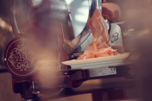 Um close-up de uma máquina de café com um prato de comida.
