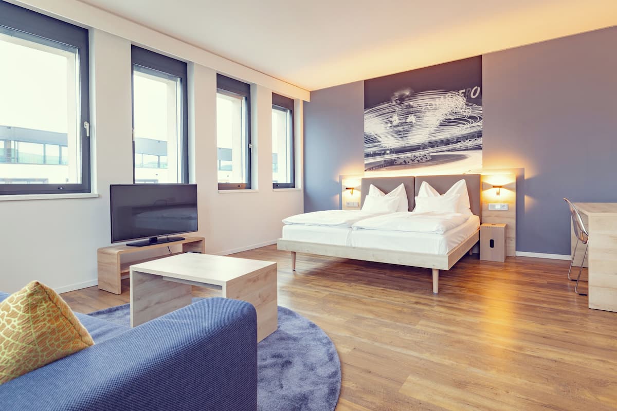 Junior Suite | 1 bedroom, hypo-allergenic bedding, in-room safe, desk