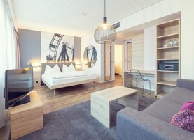 Premium Tek Büyük Yataklı Oda (roomz Xtra) | 1 yatak odası, anti alerjik yatak takımı, odada kasa, masa 