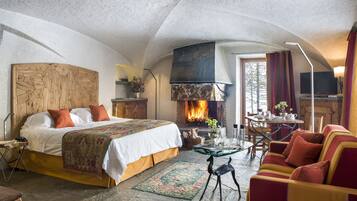 Prestige Apartment, 1 Bedroom | Premium bedding, down comforters, in-room safe, desk