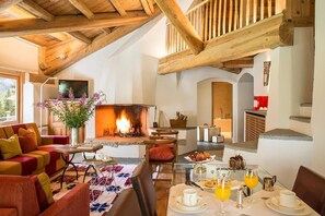 Appartement Royal, 2 chambres | Salle de séjour | Télévision à écran plat, films à la carte