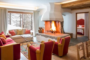 Leilighet – royal, 2 soverom | Oppholdsrom | Flatskjerm-TV og filmkjøp