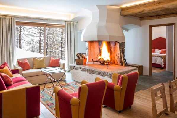 Royal Apartment, 2 Bedrooms | Living room