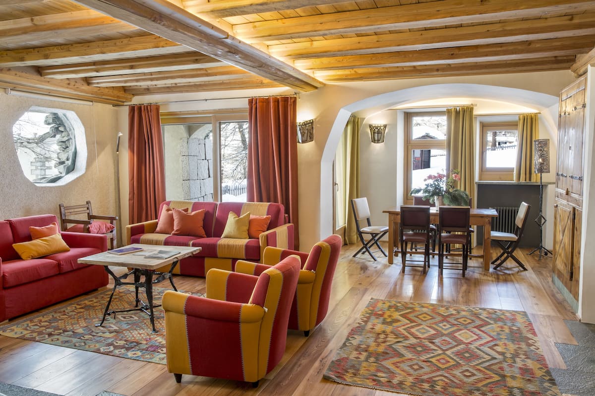 Appartement Royal, 2 chambres | Coin séjour | Télévision à écran plat, films à la carte