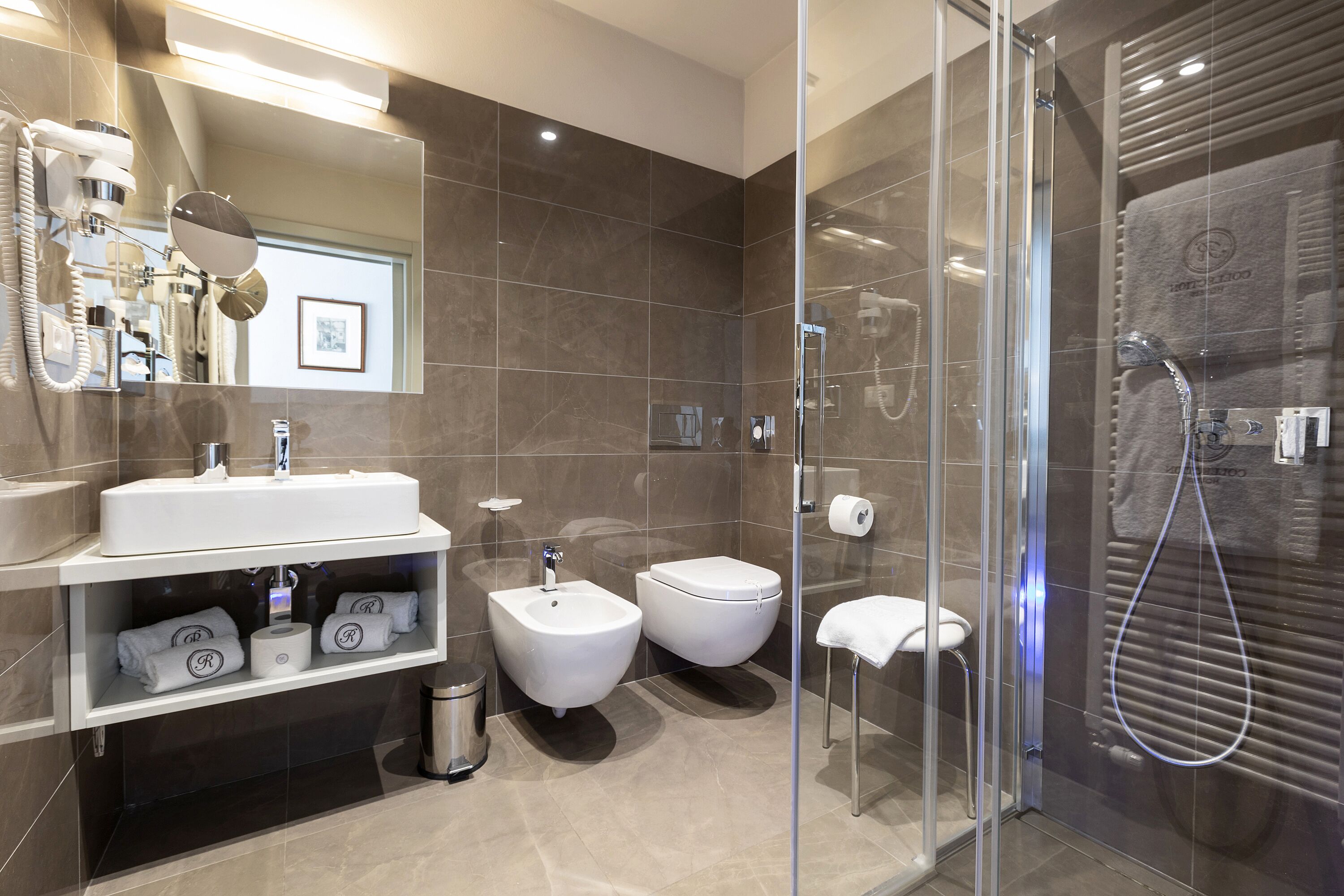 Premium kamer, uitzicht op meer | Badkamer | Een douche, designer toiletartikelen, een haardroger, badjassen