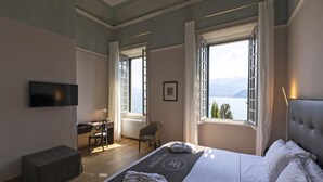 Una habitación de hotel con una cama, un escritorio, una silla y un televisor.