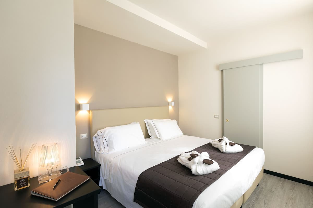 Hochwertige Bettwaren, Minibar, Zimmersafe, Schreibtisch