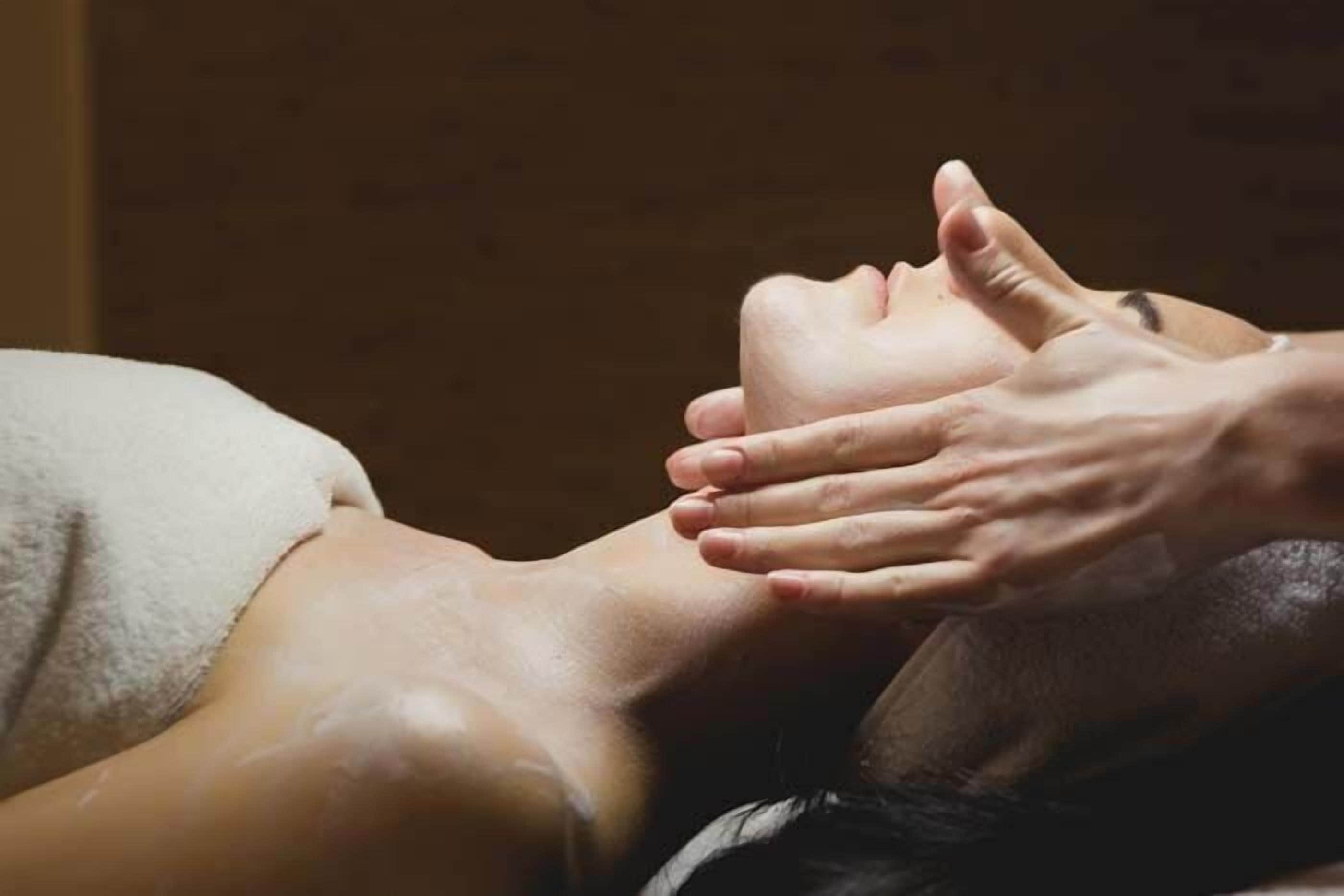Eine Person erhält eine Rückenmassage.