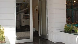 Pintu masuk hartanah