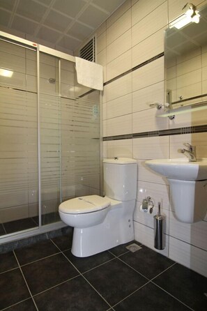 淋浴设施、免费洗浴用品、吹风机、拖鞋