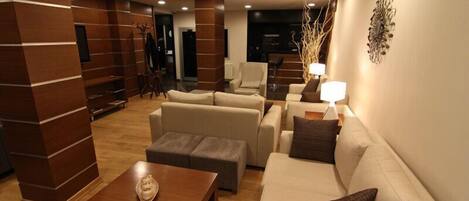 Coin salon dans le hall