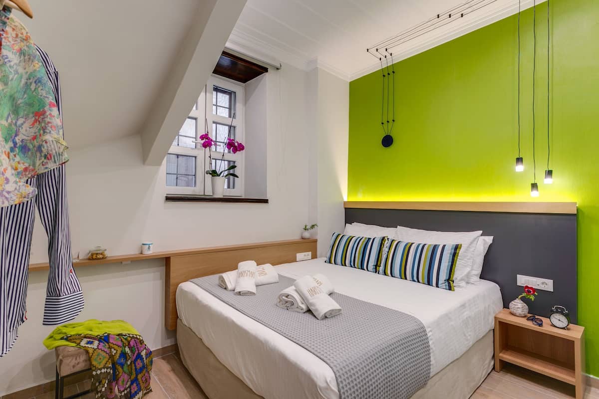 Economy tweepersoonskamer, 1 queensize bed, niet-roken, op benedenverdieping | Een kluis op de kamer, gratis wifi, beddengoed
