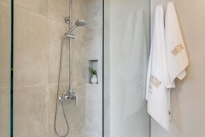 Habitación estándar doble, 1 cama de matrimonio, vistas a la ciudad | Baño | Ducha, artículos de higiene personal gratuitos y secador de pelo