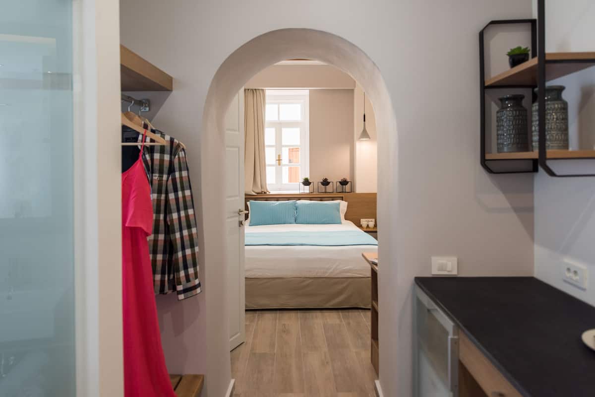 Comfort tweepersoonskamer, 1 queensize bed | Een kluis op de kamer, gratis wifi, beddengoed