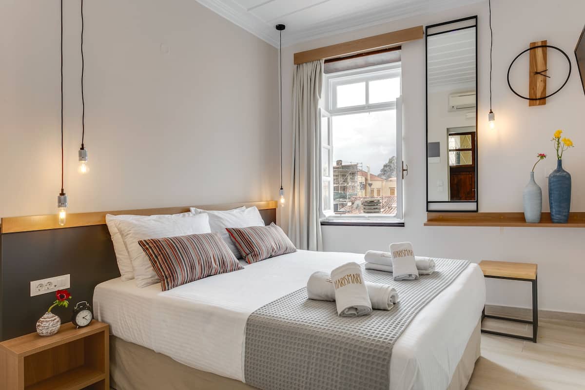 Economy tweepersoonskamer, 1 queensize bed, uitzicht op stad | Een kluis op de kamer, gratis wifi, beddengoed