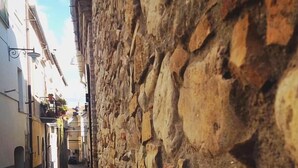 A narrow cobblestone street with stone walls on one side. - Svegliarsi nei Borghi - La Patronale (Troia)