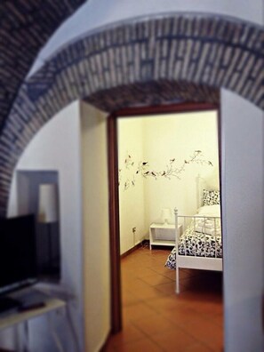Estudio, 1 cama Queen size, planta baja | Ropa de cama de alta calidad, escritorio y cunas 