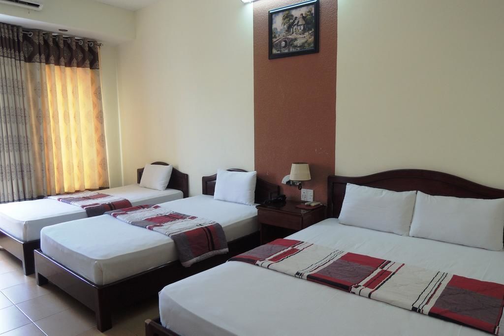 Family Room | Minibar, desk, free WiFi