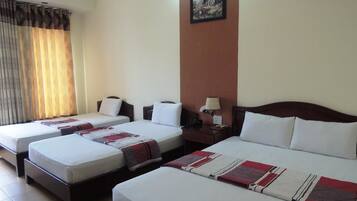 Family Room | Minibar, desk, free WiFi