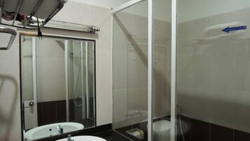 Amenidades de baño gratuitas, secadora de cabello, pantuflas, toallas