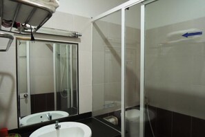 バスアメニティ (無料)、ヘアドライヤー、スリッパ、タオル