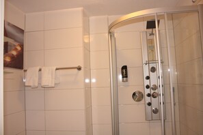Standard Double or Twin Room | Bathroom shower - Hotel am Wettbach (Sindelfingen)