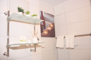 Standard Double or Twin Room | Bathroom amenities | Free toiletries, towels - Hotel am Wettbach (Sindelfingen)